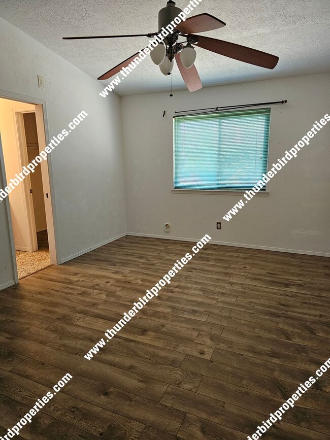 Building Photo - 3 bedroom, 2 baths  with great backyard oa...