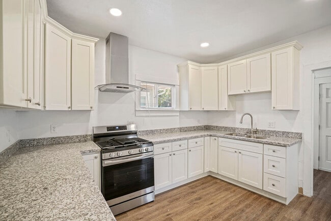 Building Photo - Charming 3 Bedroom Home Near Broadway | Spacious Layout | Prime Sacramento Location