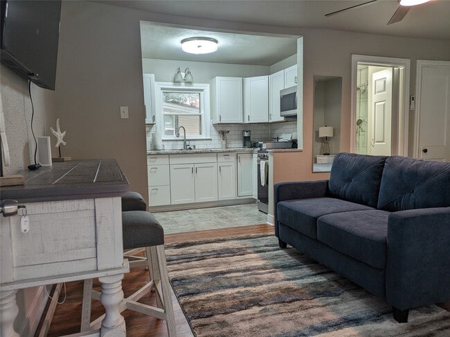 Building Photo - 418 Waco Ave