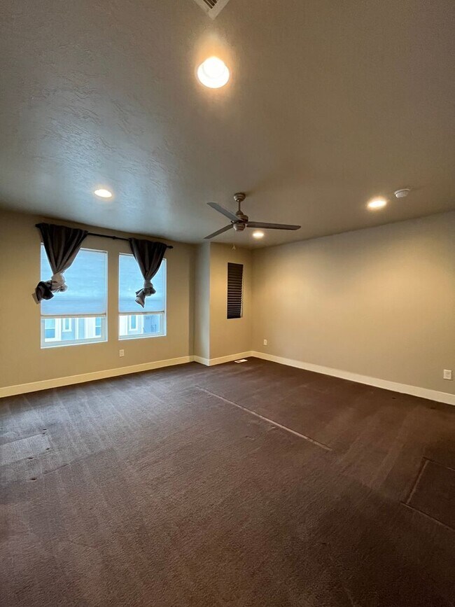 Building Photo - 3 Bed/ 3 Bath Townhome in Draper!