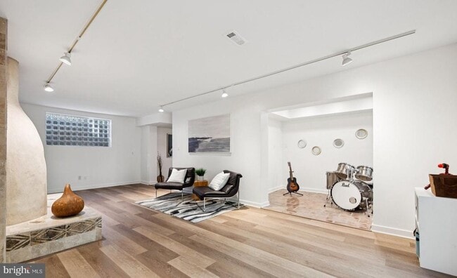 Building Photo - 6 Spring Hill Ct