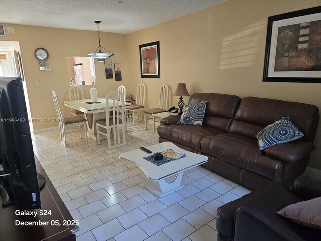 Building Photo - 5181 W Oakland Park Blvd