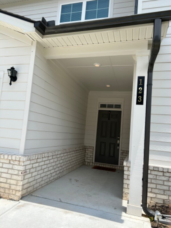 Building Photo - 123 Vivian Ln