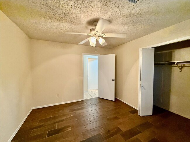 Building Photo - 930 N Century Dr