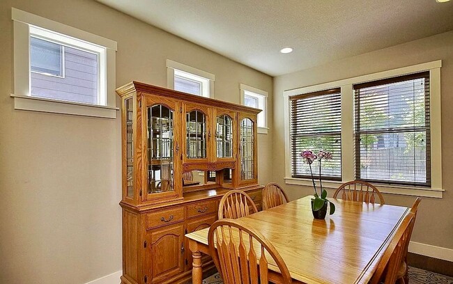 Building Photo - 3 Bed, 2.5 Bath Tigard Home with Entertain...