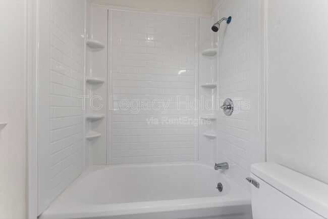 Building Photo - 604 1/2 Hart Street