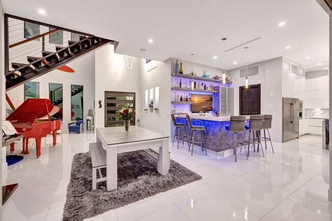 Building Photo - 334 Isle of Capri Dr