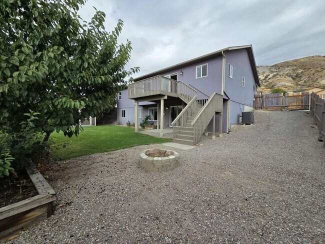 Building Photo - 3950 NE Vista del Rey Dr