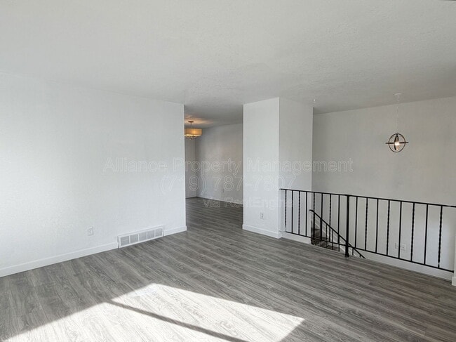 Building Photo - 3280 El Canto Dr