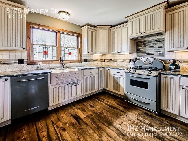 Building Photo - 5175 Parview Dr