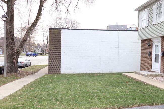 Building Photo - 925 N Brainard St