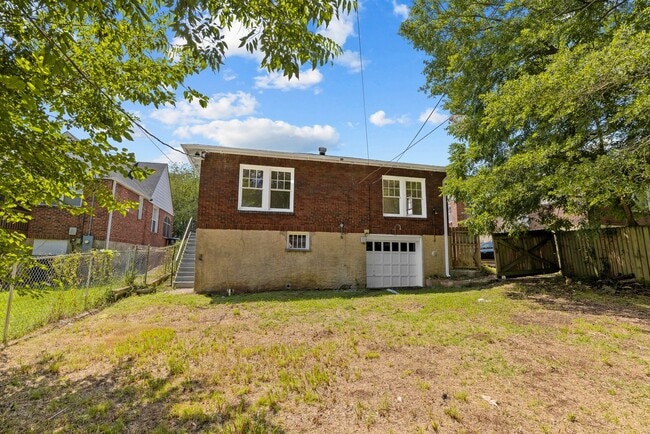 Building Photo - Beautiful Historic 4 Bedroom 2 Bathroom Home