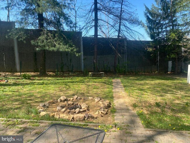 Building Photo - 2200 Greenwich St