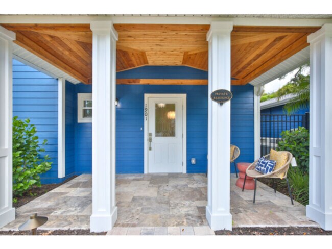 Building Photo - Completely renovated 4 bedroom cottage in Sarasota's historic district