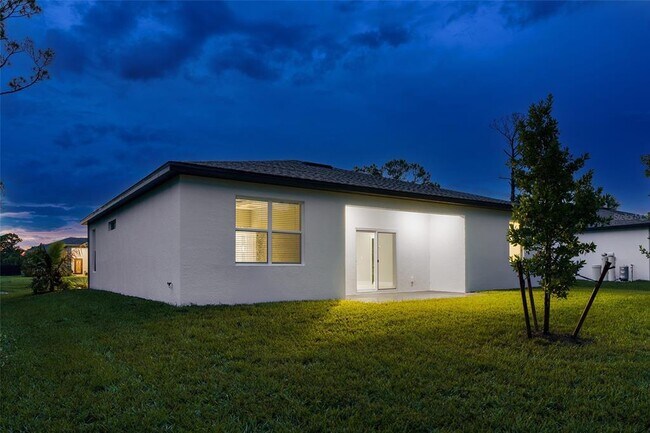 Building Photo - 1250 Papillon St