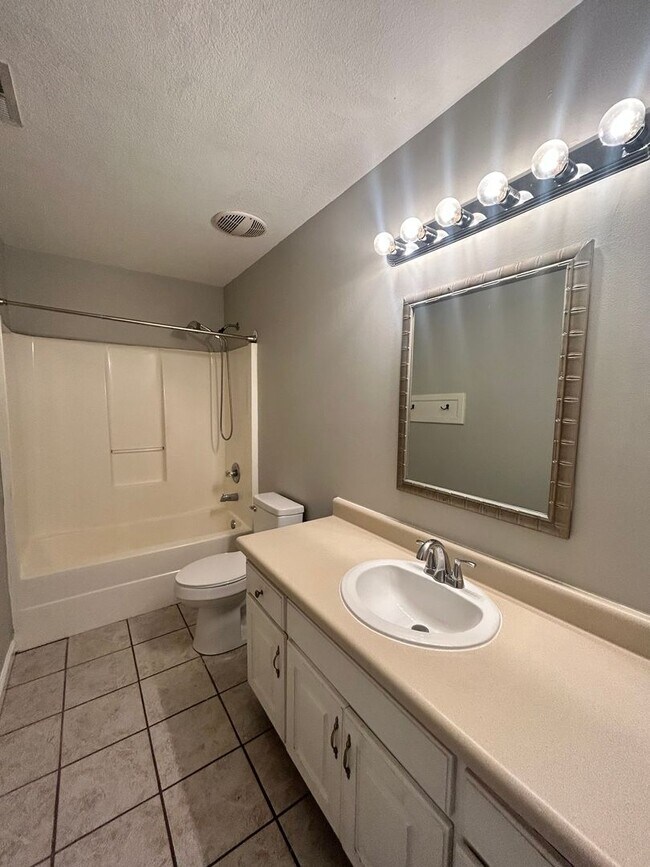 Building Photo - Charming  2 Bed, 1 Bath, 1 Car Garage, Cov...