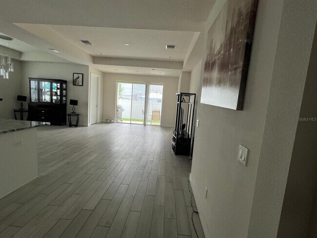 Building Photo - 2065 Paragon Cir W