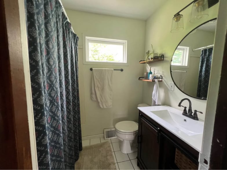 Building Photo - 605 Barrie St