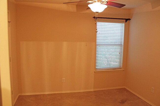 Building Photo - 4 Bedroom 2 Bath home for Lease