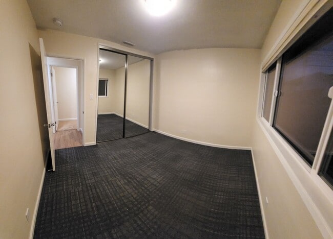 Building Photo - 5 bed 3.5 bath home close to campus!