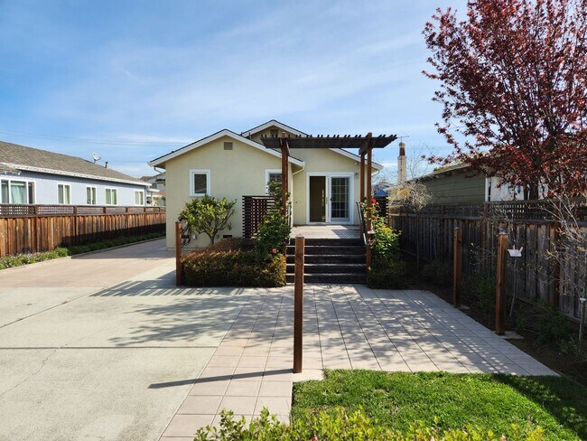 Building Photo - Lovely 2 bedroom house in San Mateo