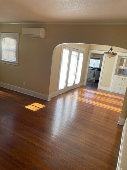 Building Photo - 515 S Indiana St