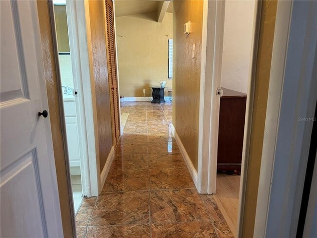 Building Photo - 1930 Walton St S