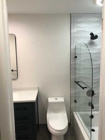 Bath 3 - 605A Cypress Point Cir