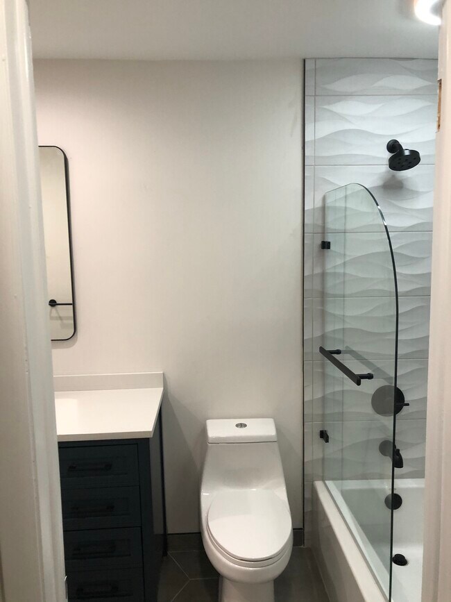 Bath 3 - 605A Cypress Point Cir