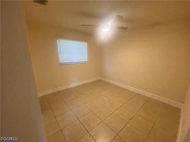 Building Photo - 2217-2219 Violet Dr