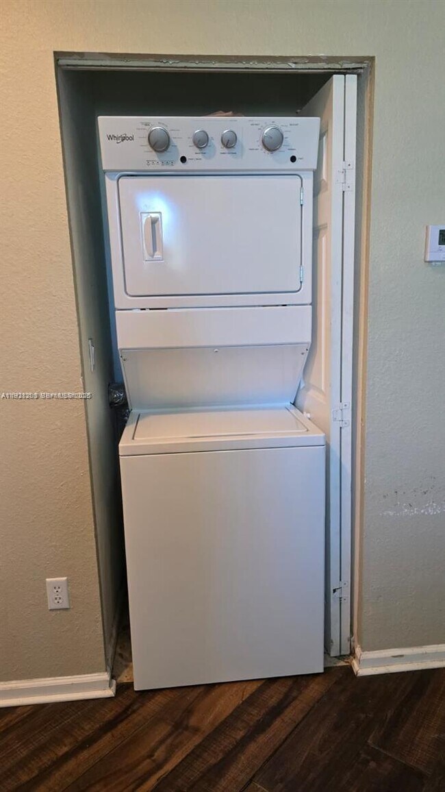 Building Photo - 2002 Freeport Dr