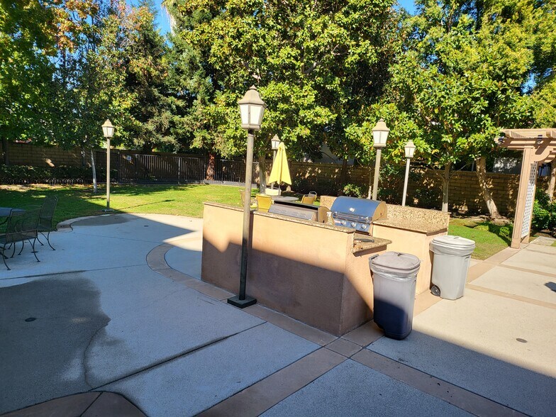 Barbecue/picnic area - 10715 Camarillo St