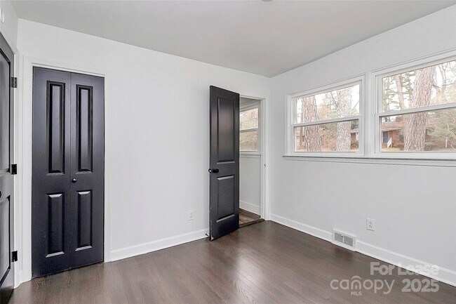 Building Photo - 5442 Kinsale Ln