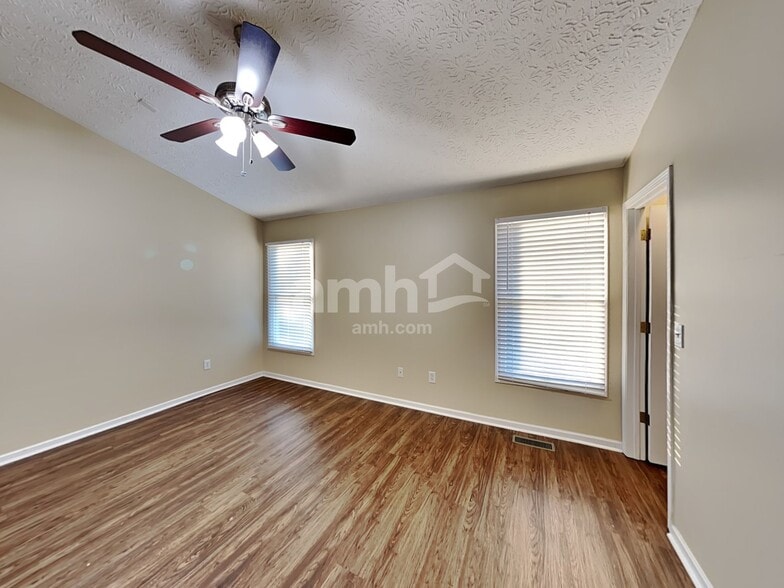 Building Photo - 5477 Buxley Dr