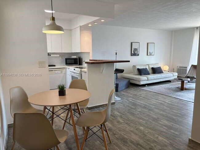 Building Photo - 220 Kings Point Dr