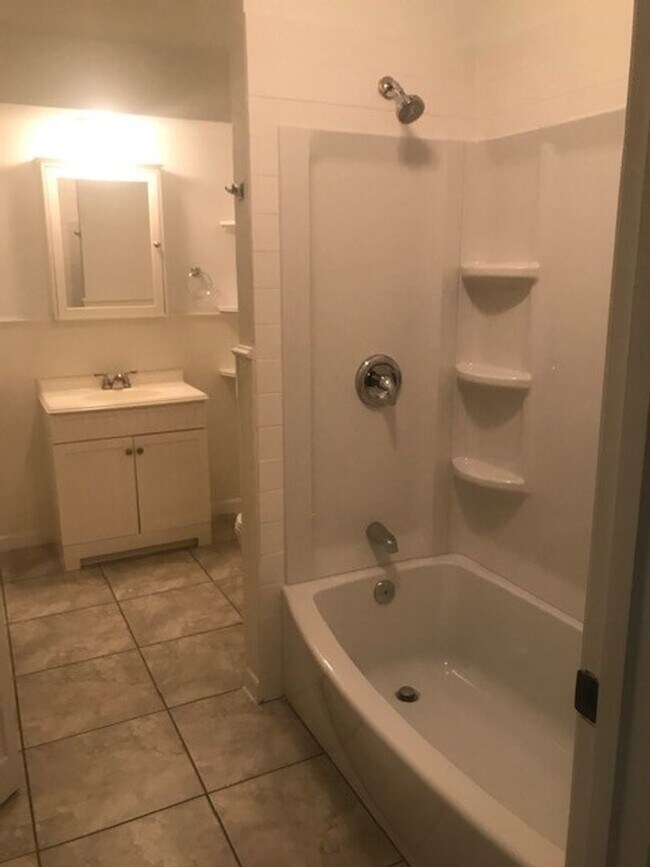 Building Photo - RECENTLY REMODELED BIG 4 BEDROOM 2 BATH LE...