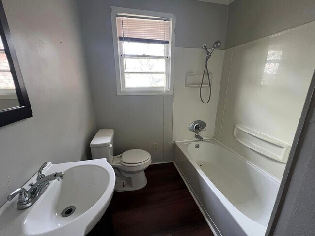 Building Photo - Beautiful Brick 3 bed/2 bath home!