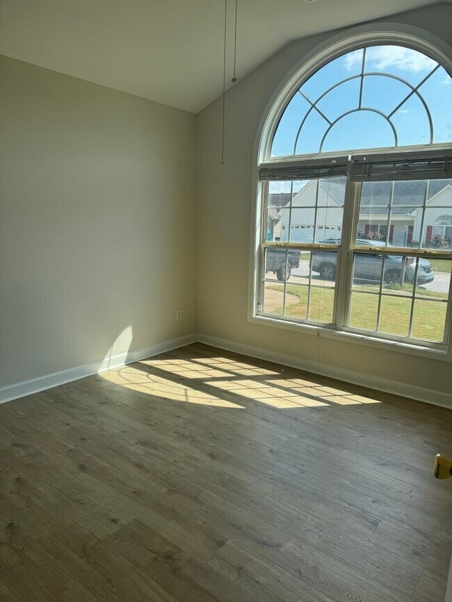 Building Photo - Updated 3 bedroom