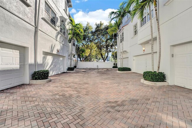 Building Photo - 290 NE 5th Ave