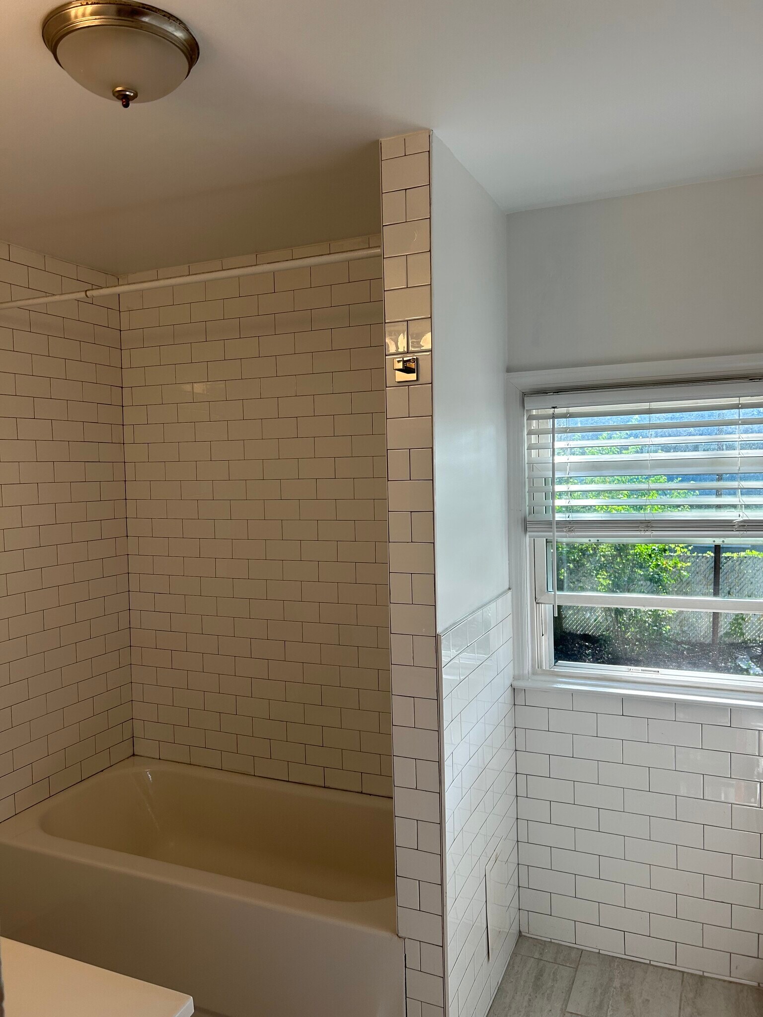 Full bathroom - 28 S Eckar St
