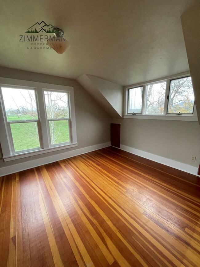 Building Photo - Adorable Updated Farmhouse in Creswell, OR