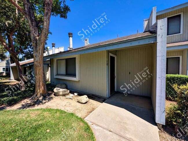 Building Photo - 2 Bed 1 Bath No one Above You