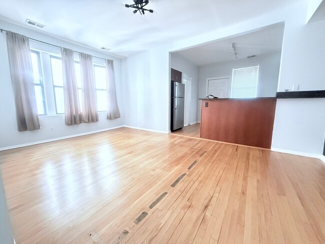 Building Photo - 1509 E 65th St