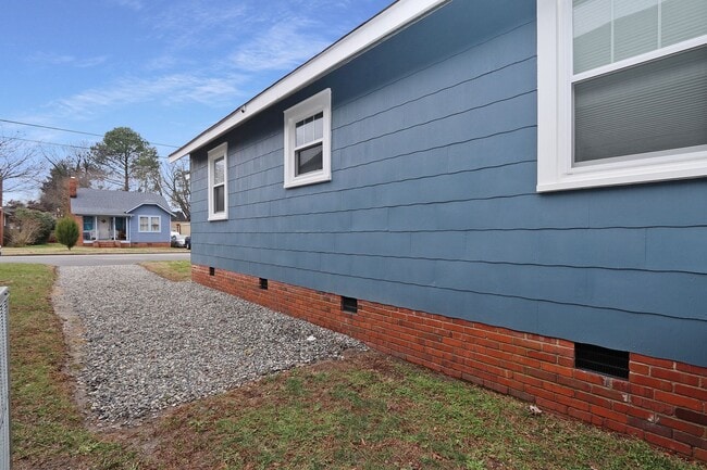 Building Photo - 215 E Cummings Ave