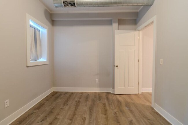 Building Photo - 933 E Front St