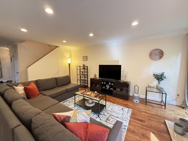 Building Photo - 772 Greenhills Dr