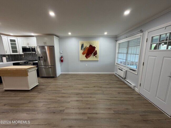 Building Photo - 533E Dartmoor Ct