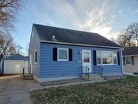 Building Photo - 2004-16 1/2 16 1/2 St NW