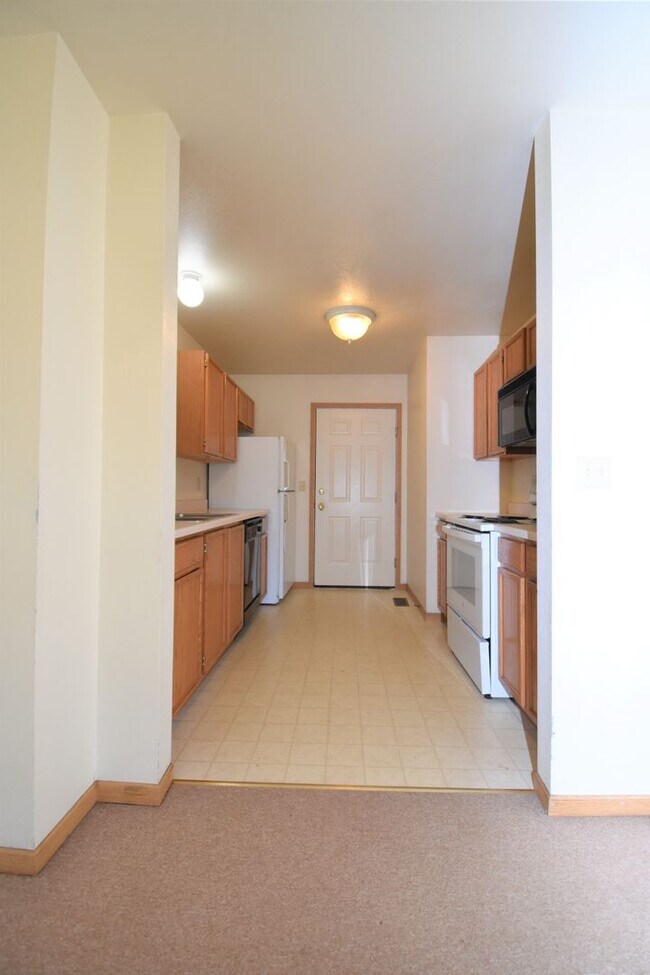 Building Photo - Townhouse-style End unit 3BD, 1.5 BA