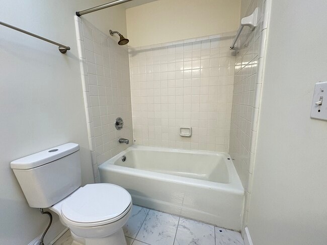 Building Photo - Fabulous 3 Br Townhome  For Rent